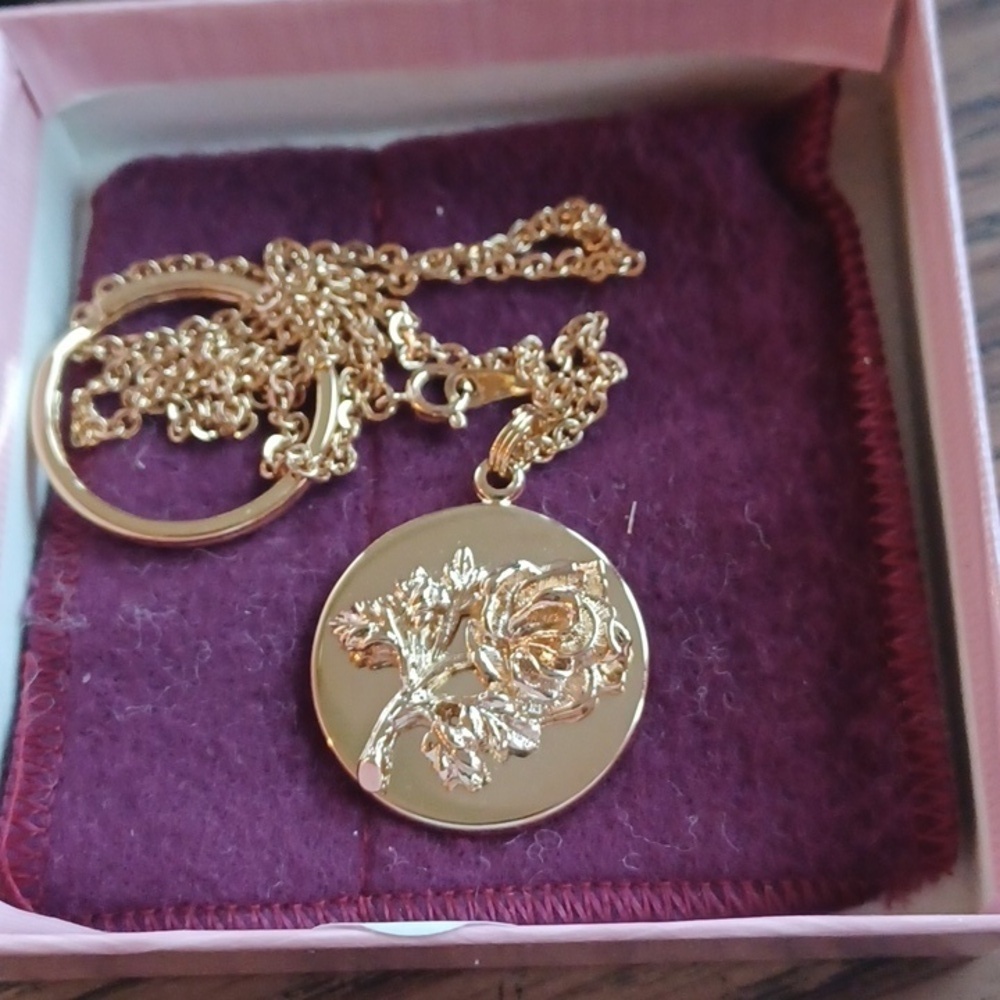 Vintage Avon 100th Anniversary Necklace Gold Tone Rose Pendant “Avon 1886-1986”